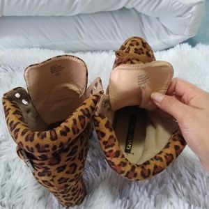 Chase + Chloe Shoes - Awesome leopard combat heel boots Chase + Chloe Shoes - Awesome leopard combat heel boots